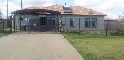 House For Sale in Mohlakeng, Mohlakeng